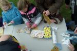 En we kunnen gaan bouwen. Met paasstickers kunnen de kinderen hun toestel mooi maken.
