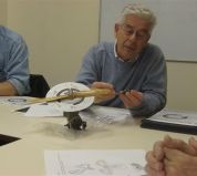 Jac legt uit hoe de nokkenas met een tandwiel wordt aangedreven bij een modelmotor